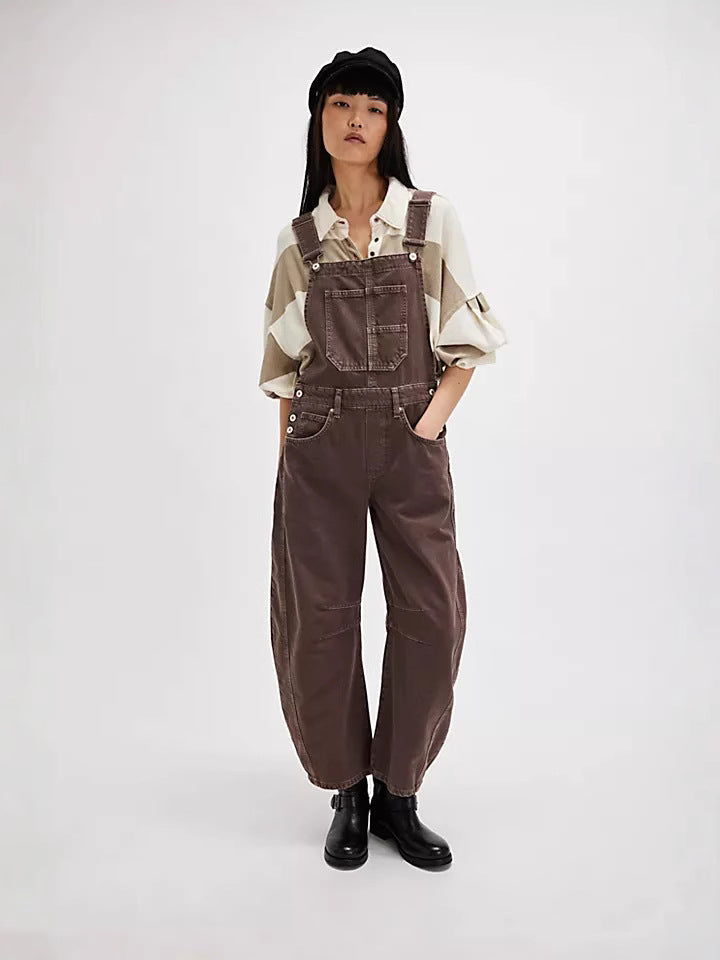 Stylish oversized women's overalls with multiple pockets, a versatile fashion piece for casual, comfortable wear.