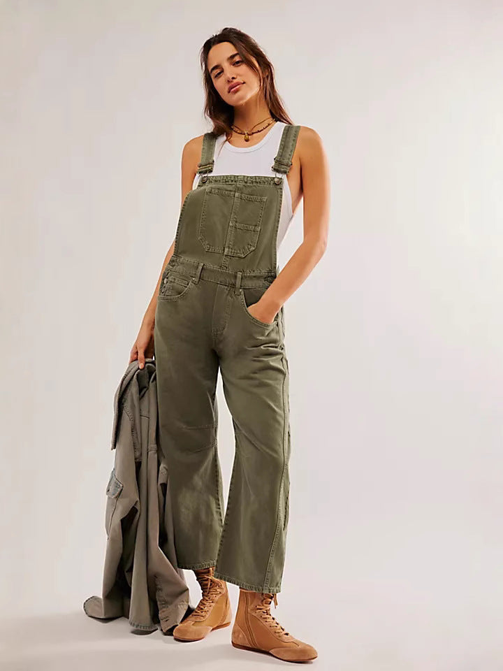 Trendy women's oversized overalls, a streetwear essential with a relaxed fit and practical side and chest pockets.