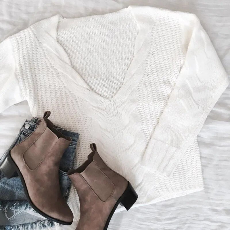 Soft & warm women's oversized long sleeve knit sweater in a relaxed fit, cozy for autumn & winter.
