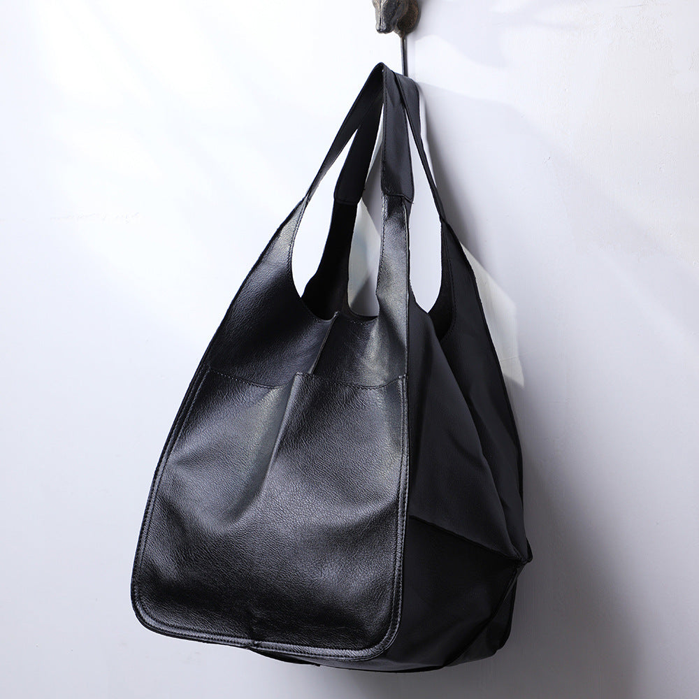 Modern women's oversized shoulder bag, featuring a comfortable strap for daily and travel convenience.