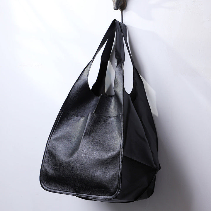 Modern women's oversized shoulder bag, featuring a comfortable strap for daily and travel convenience.