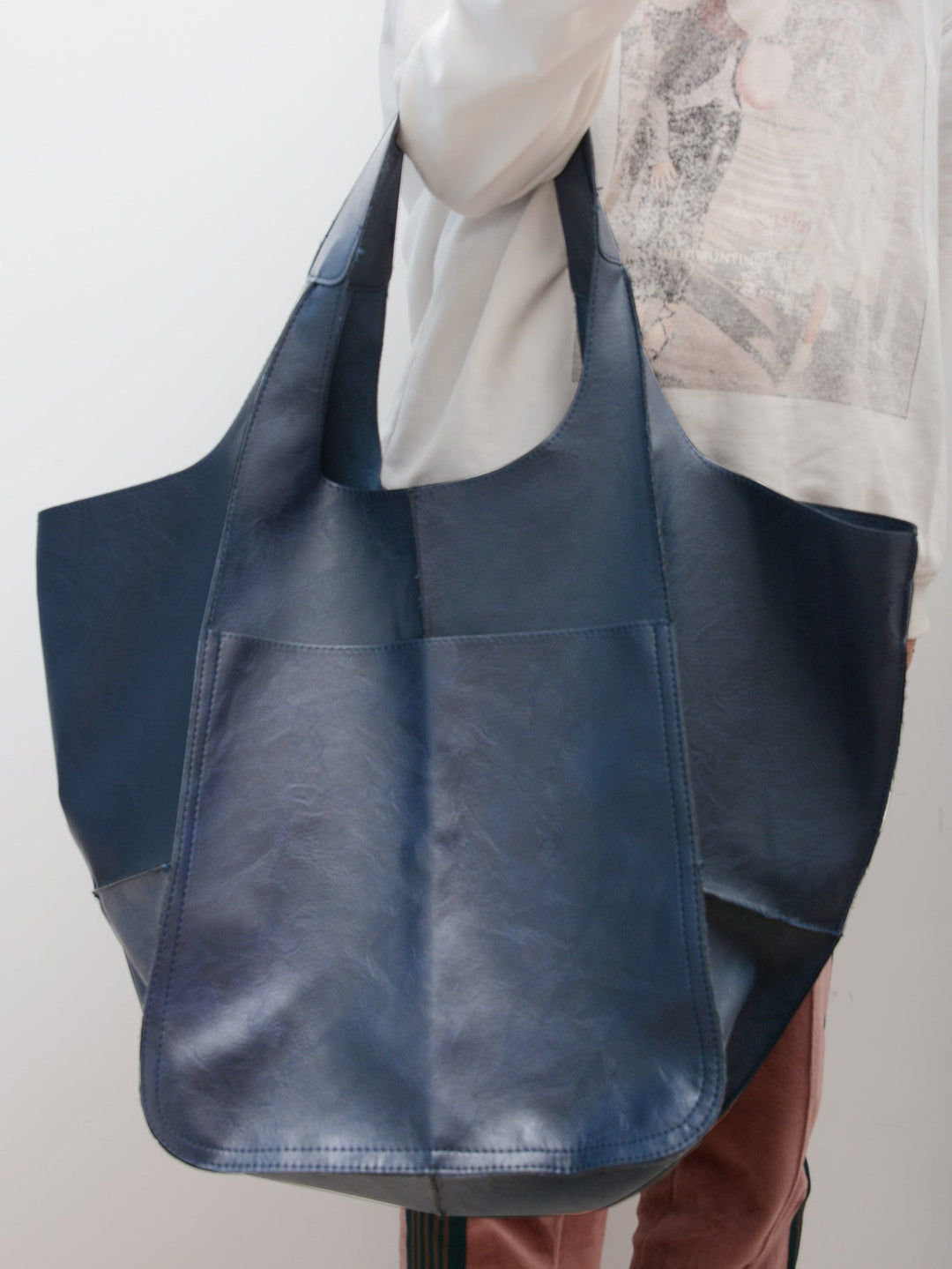 Oversized women's shoulder bag, a must-have stylish handbag for everyday and travel fashion.