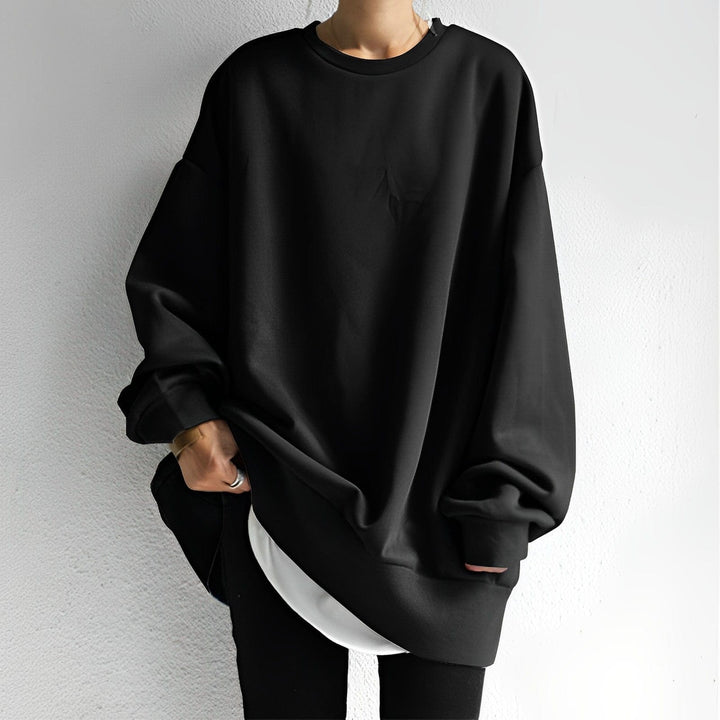 Relaxed fit women's long-sleeve sweatshirt, with a stylish dropped shoulder, ideal for casual and cozy wear.