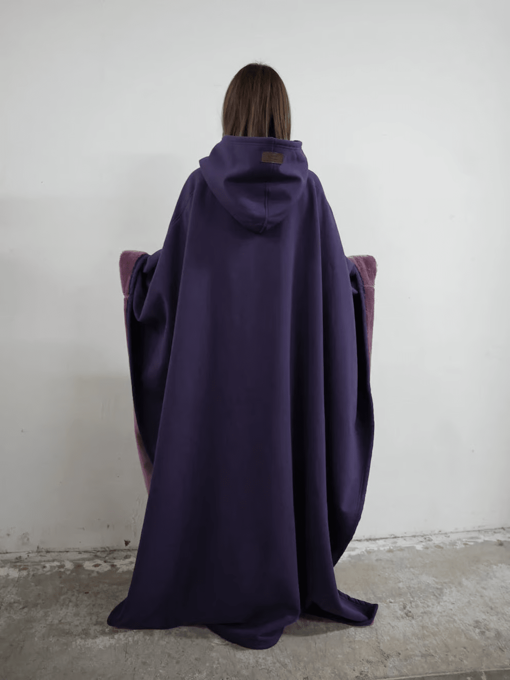 Calming anti-stress women's weighted hoodie, ultimate comfort & relaxed fit for any day.