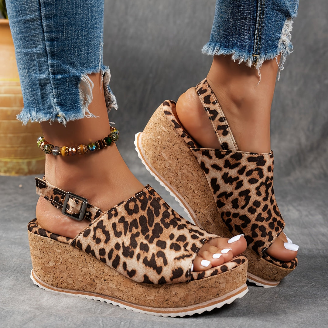 Casual women's platform sandals, adjustable and comfortable, ideal for everyday summer wear.
