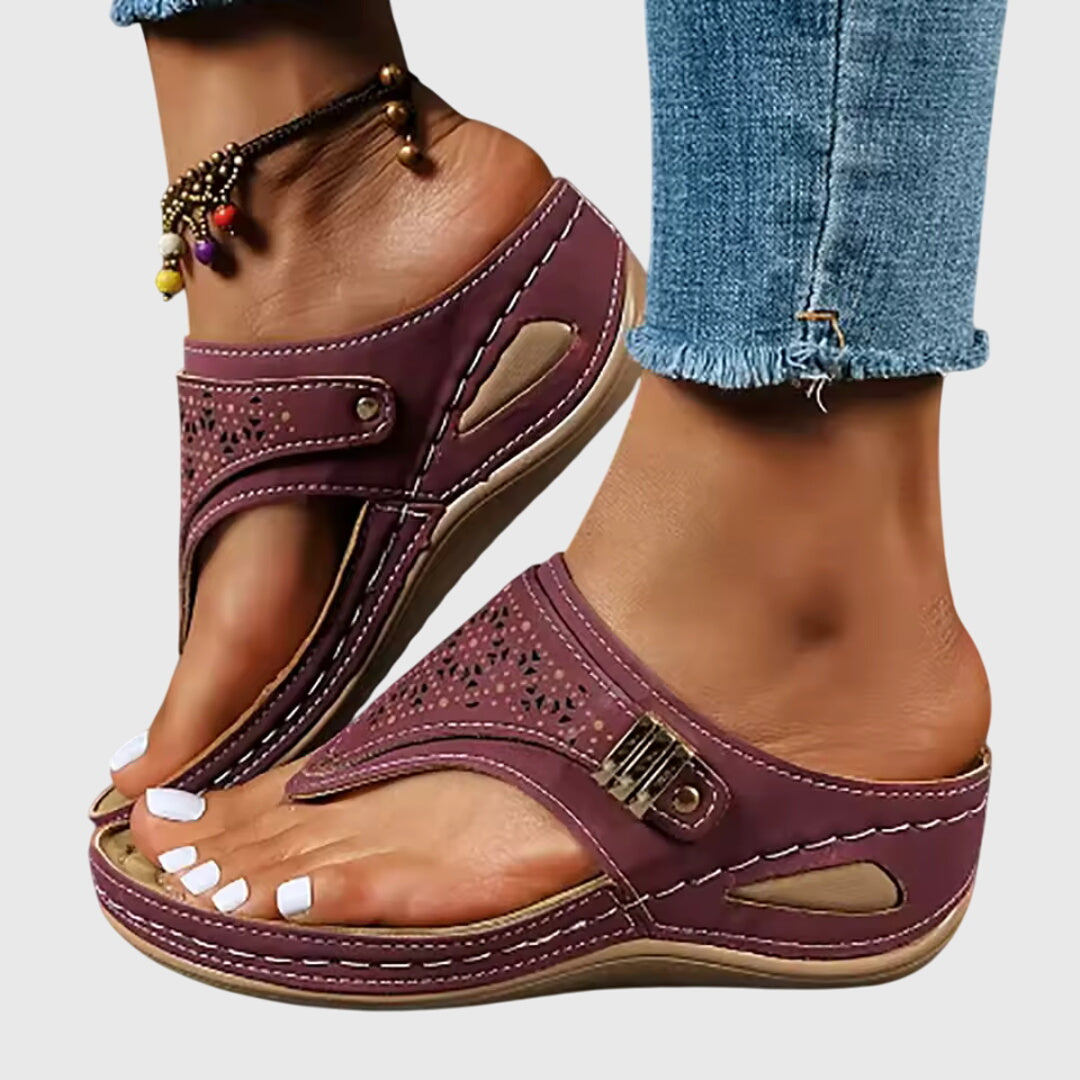 Perforated women's platform ankle strap sandals, combining fashion and breathability for summer.