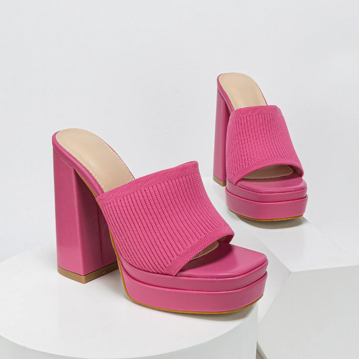 Open-toe women's platform sandals, offering adjustable comfort & secure fit for summer walking footwear.