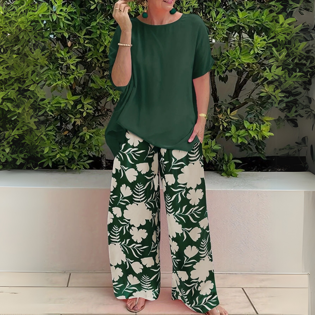 Women's plus size elegant floral two-piece set with wide-leg pants, perfect for stylish comfort & versatility.