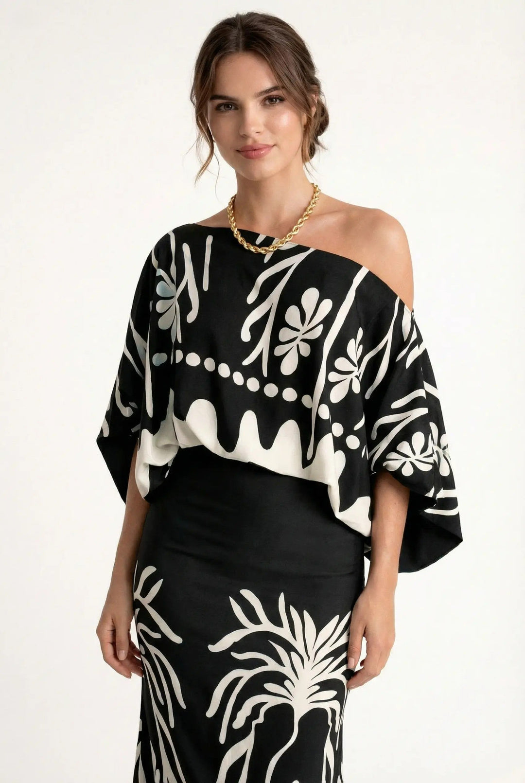 Chic women's printed two-piece outfit: a flowy maxi skirt & matching top. Perfect vacation wear for summer.