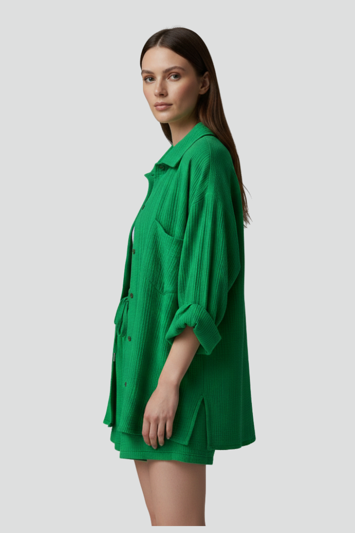 Fashionable women's two-piece shorts set, a relaxed button-up shirt for spring/summer.