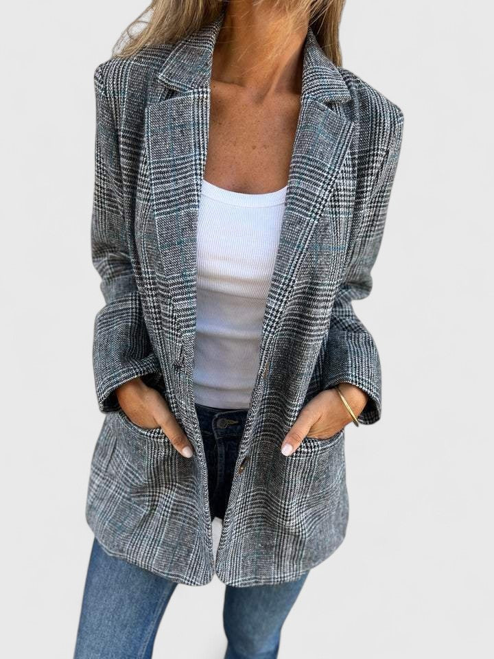 Classic plaid women's blazer with a comfortable relaxed fit. Versatile boyfriend style oversized jacket for all seasons.
