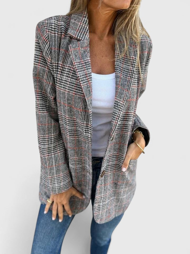 Fashionable women's oversized plaid blazer, perfect for a chic boyfriend style. Ideal for casual layering or workwear.