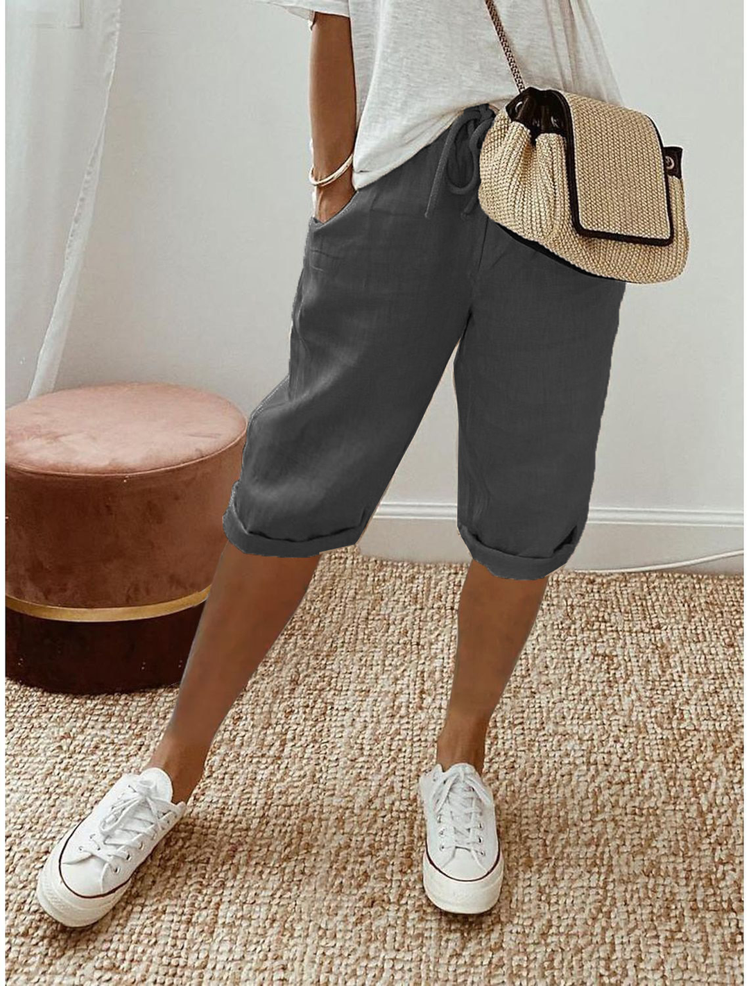 Casual women's relaxed fit capris, ideal summer pants with a comfortable elastic waist.