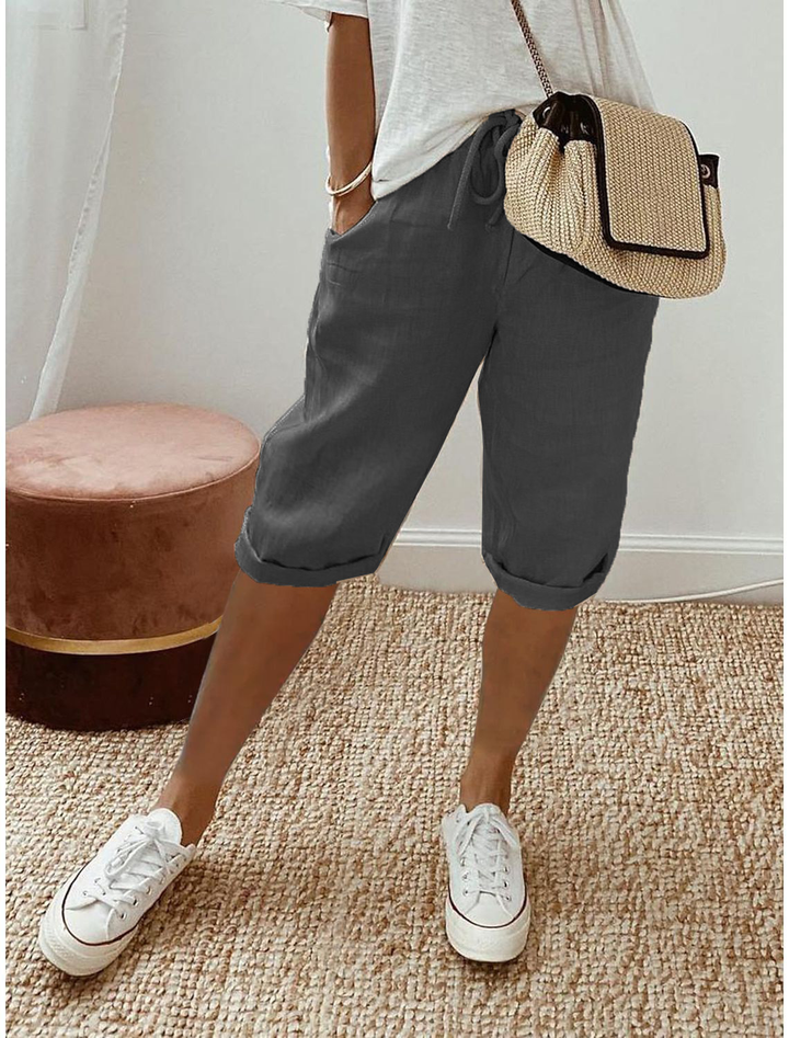 Casual women's relaxed fit capris, ideal summer pants with a comfortable elastic waist.