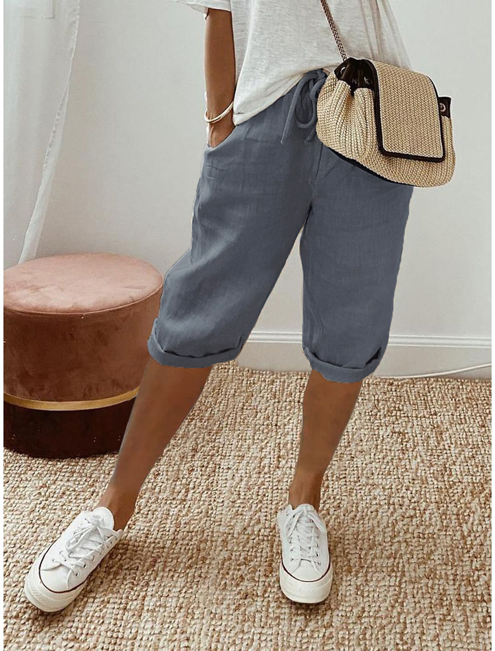Mid-calf capri trousers for women, relaxed fit & elastic waist. Perfect vacation or daily wear.