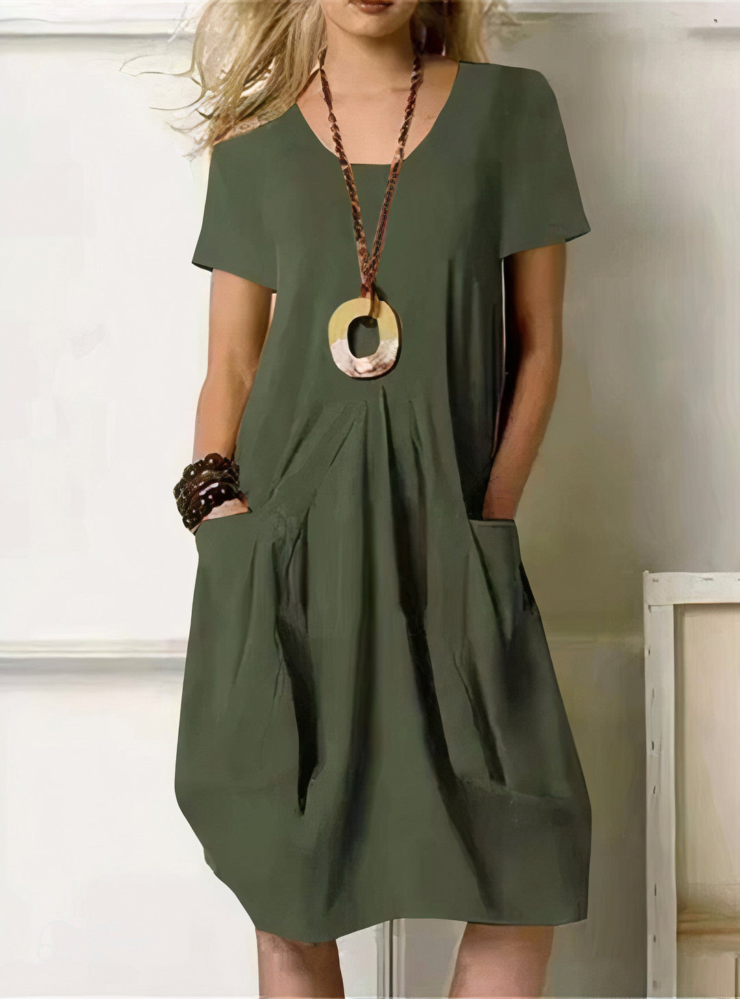 Women's relaxed fit casual dress, perfect for everyday wear. Comfortable & versatile, flattering style.