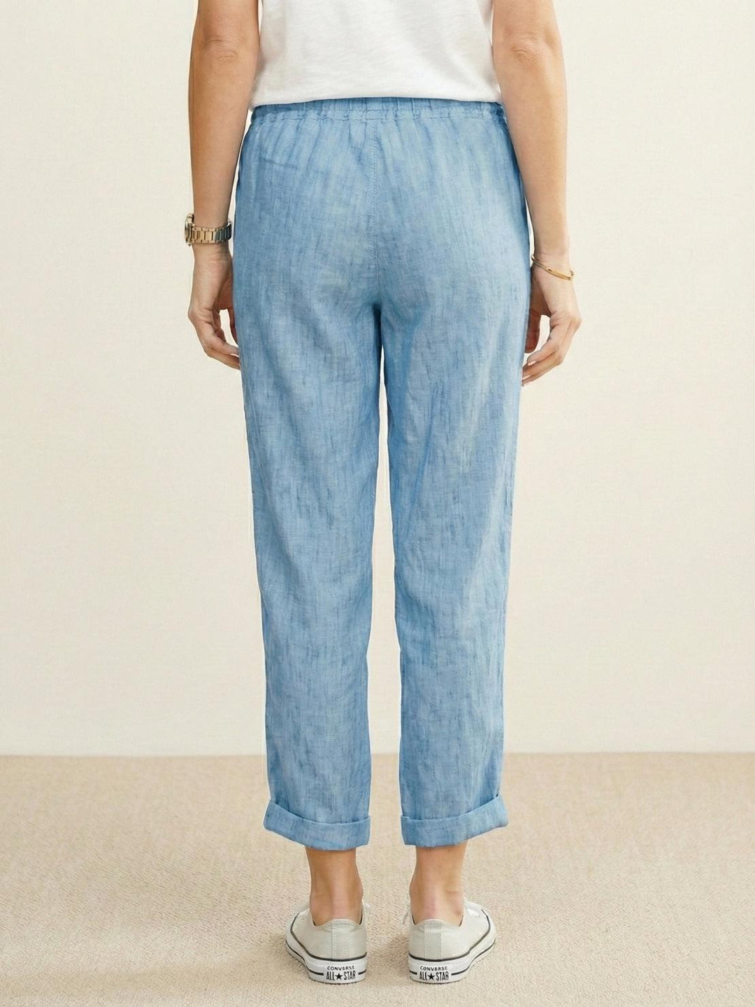Effortless women's cuffed pants, relaxed fit, drawstring for ultimate comfort.
