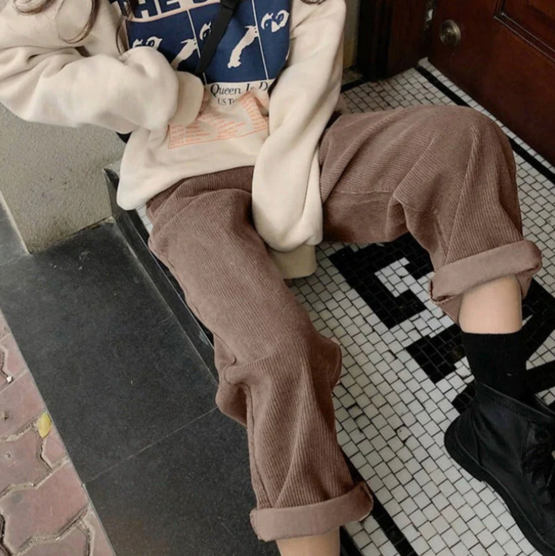 Fashionable women's relaxed fit trousers, designed for modern everyday wear.
