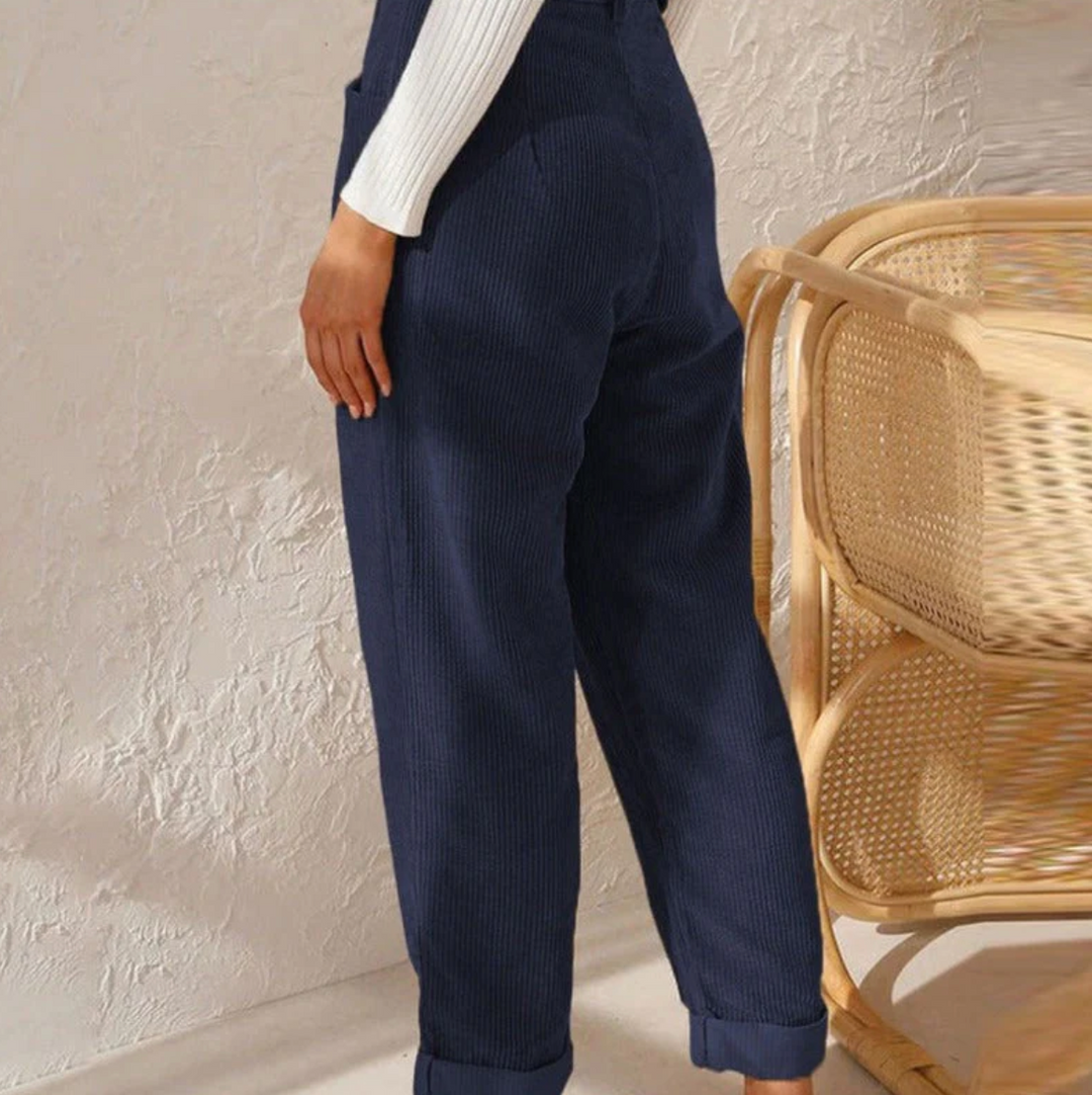 Relaxed fit trousers for the modern woman, blending style, comfort & versatility.