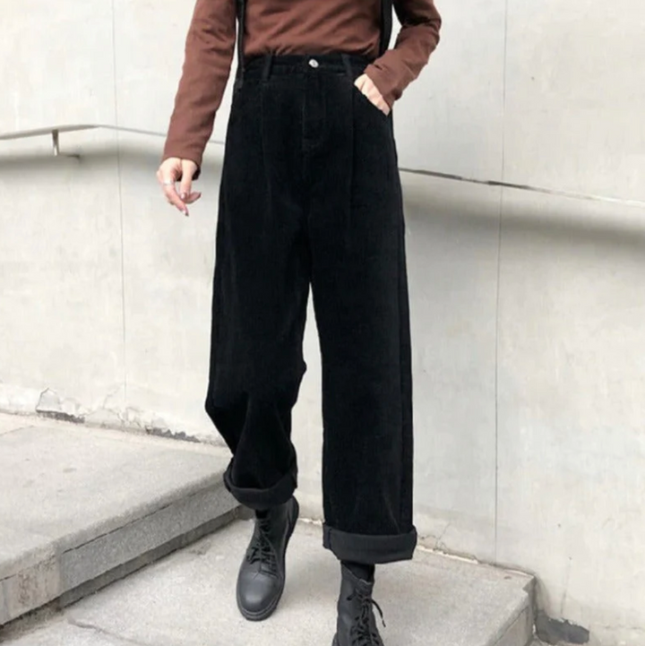 Comfortable women's relaxed fit trousers, perfect for everyday versatile fashion.