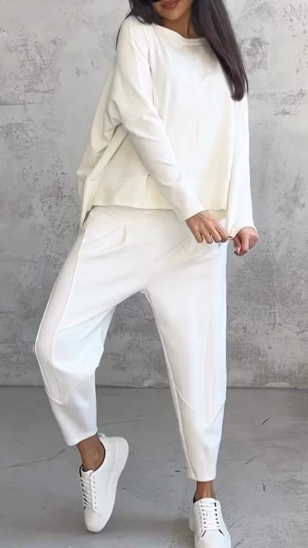 Women's relaxed fit leisure set with long sleeves, perfect for comfortable everyday style.