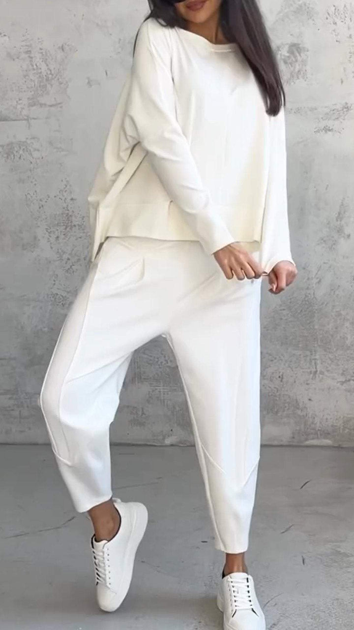 Women's relaxed fit leisure set with long sleeves, perfect for comfortable everyday style.