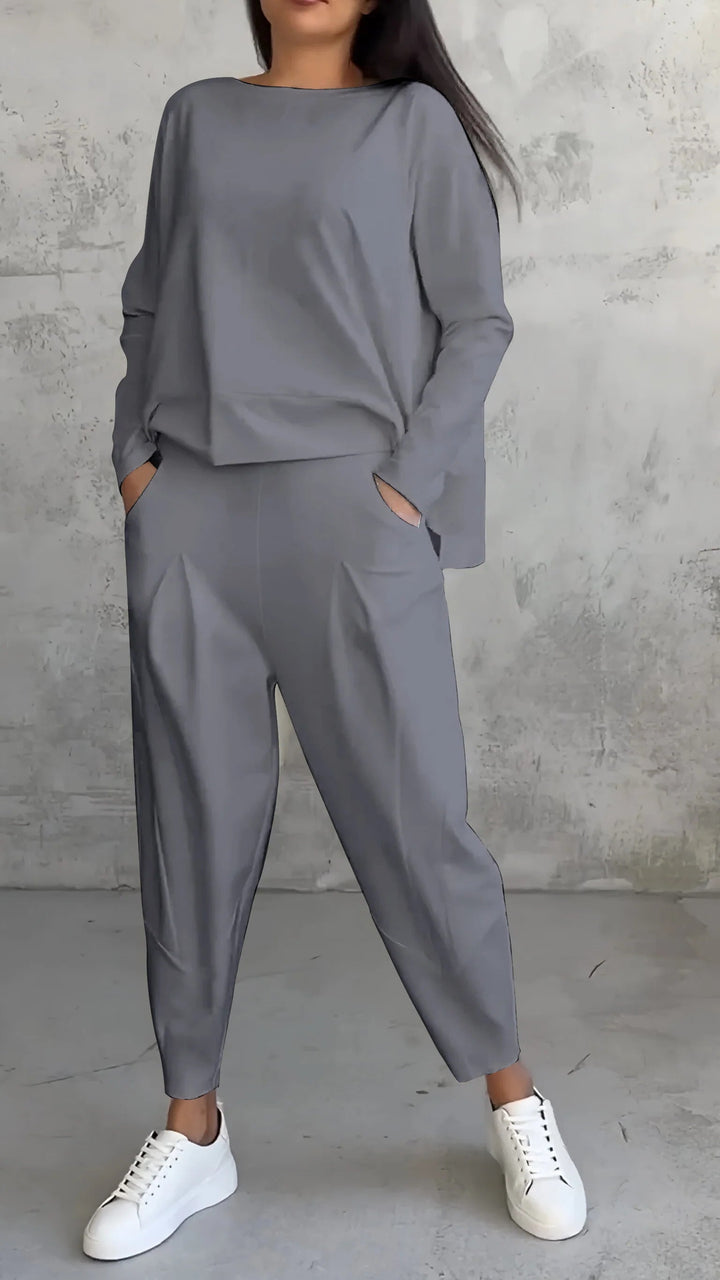 Cozy women's leisure set, a versatile two-piece with long sleeves for relaxed casual fashion.