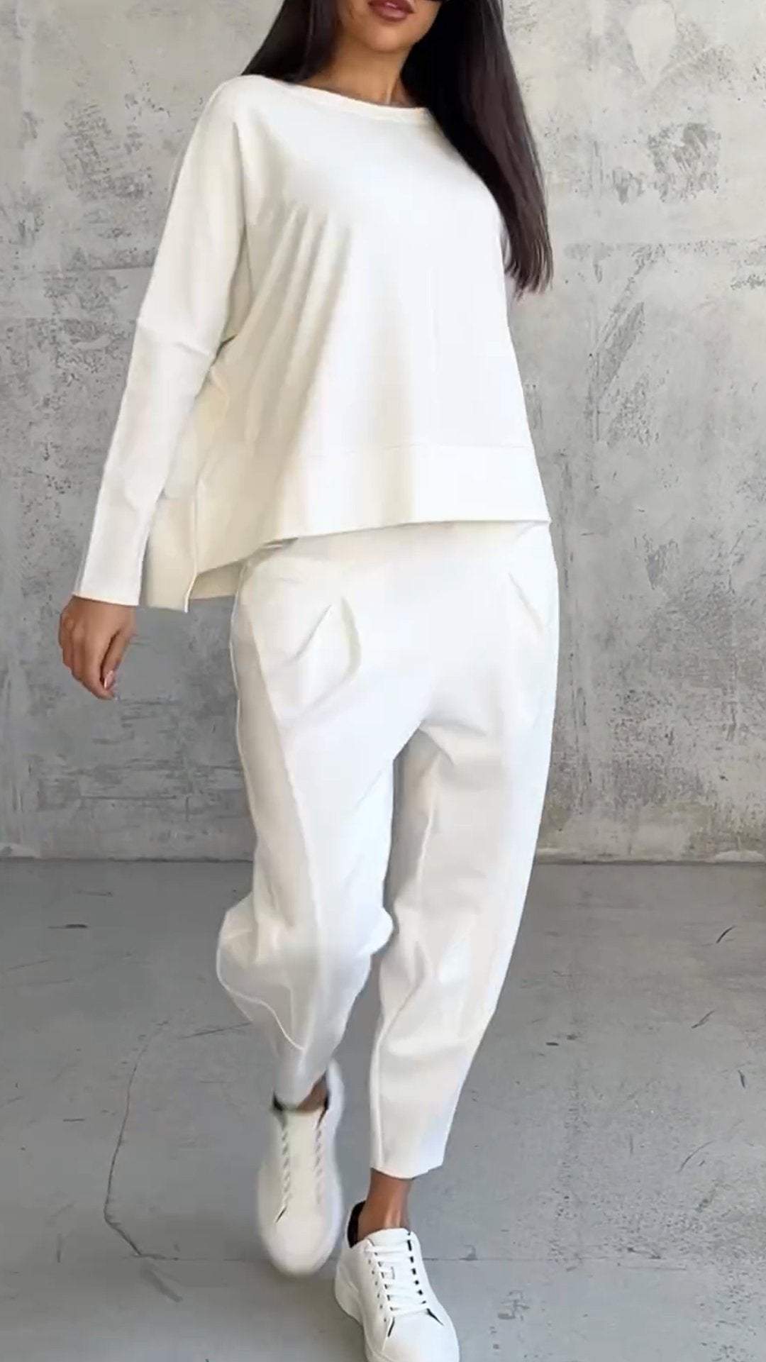 Effortless two-piece loungewear set for women, featuring a relaxed fit and long sleeves.