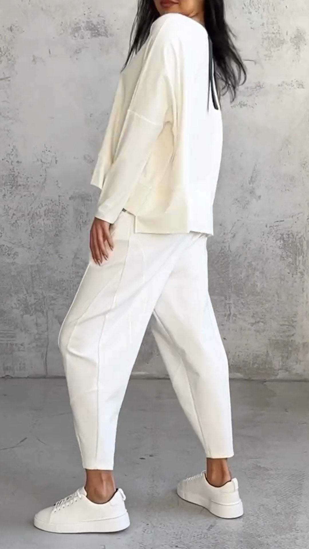 Comfortable women's leisure set, ideal for lounging, travel, or casual everyday wear.
