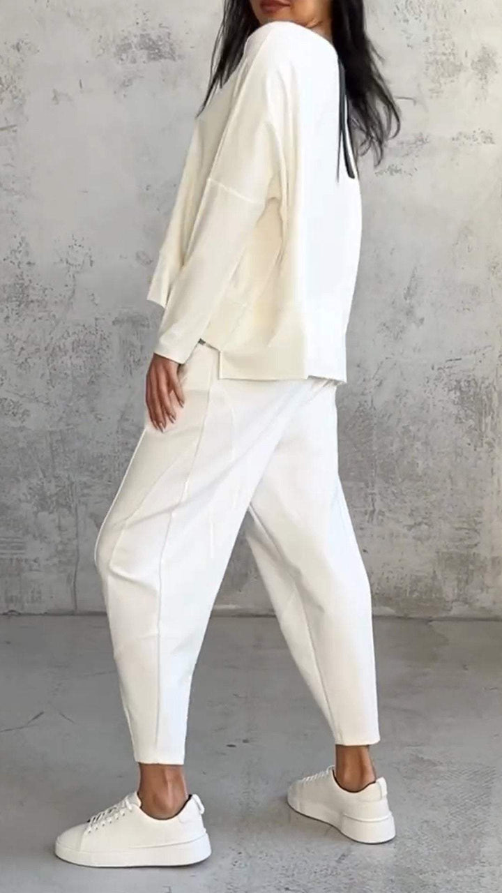Comfortable women's leisure set, ideal for lounging, travel, or casual everyday wear.
