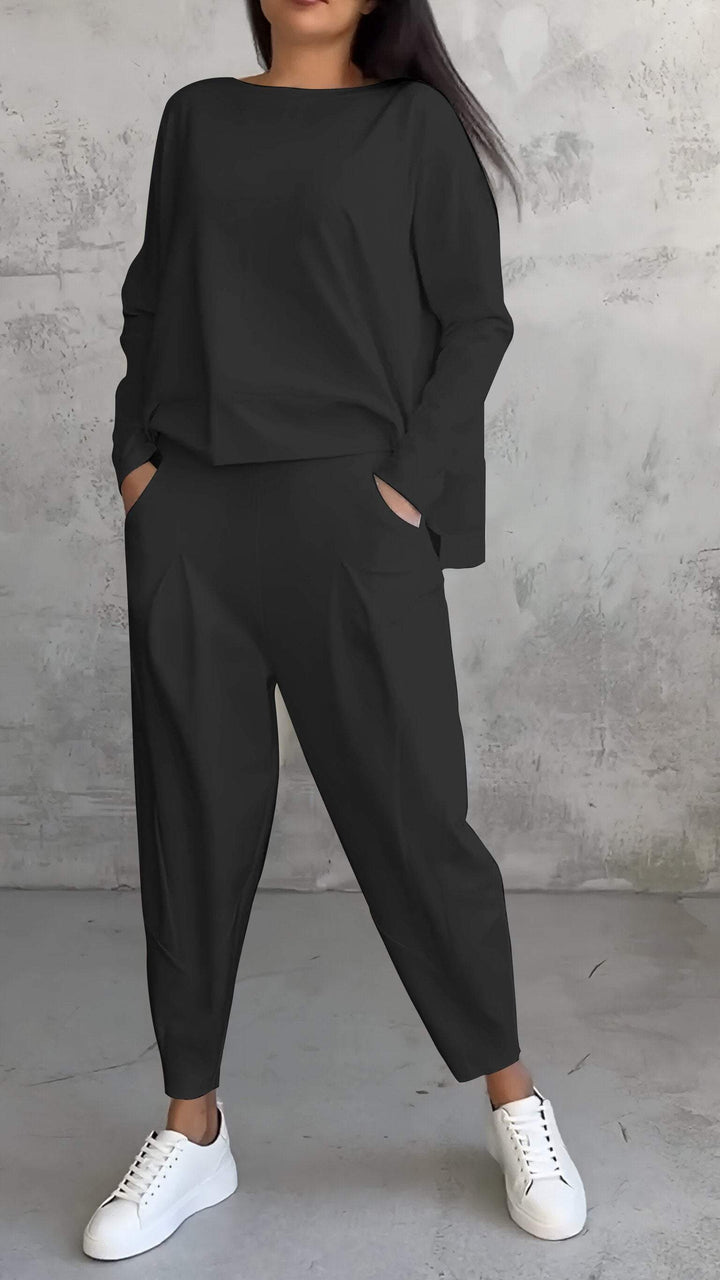 Everyday women's fashion: a relaxed two-piece leisure set, perfect for all-day comfort.