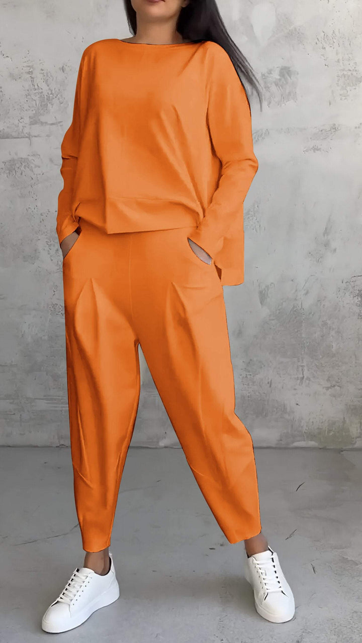 Women's effortless leisure set, designed for ultimate comfort with a relaxed fit and long sleeves.
