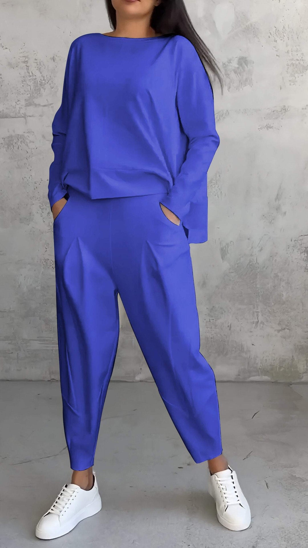Chic women's two-piece set for casual wear; long sleeves and a relaxed fit ensure comfort.