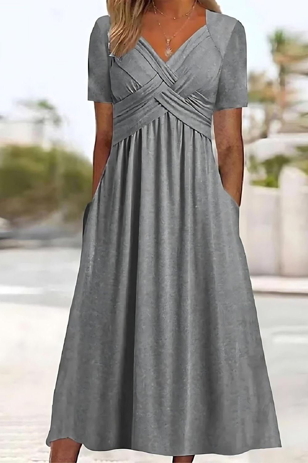 Effortless women's relaxed fit midi dress with a vibrant print. Ideal casual comfort for summer and spring.