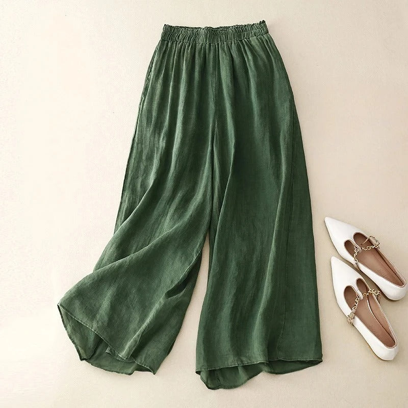 Stylish women's casual trousers, relaxed fit with a loose waistband. Versatile for summer or everyday wear.
