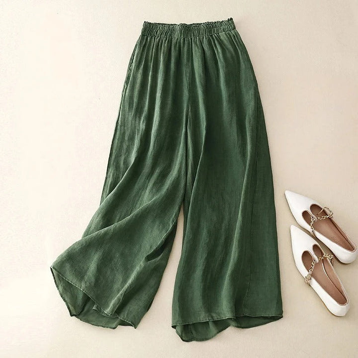Stylish women's casual trousers, relaxed fit with a loose waistband. Versatile for summer or everyday wear.