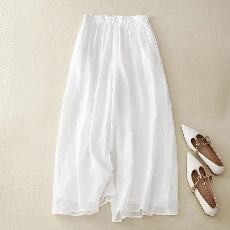 Effortlessly stylish women's trousers. Relaxed fit, loose waistband, straight leg for comfortable everyday wear.