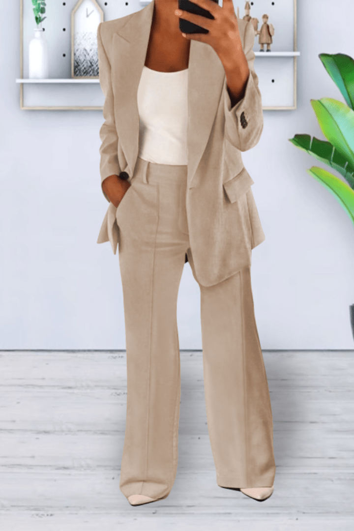 Soft women's relaxed two-piece loungewear set, ideal for ultimate comfort and easy wear.