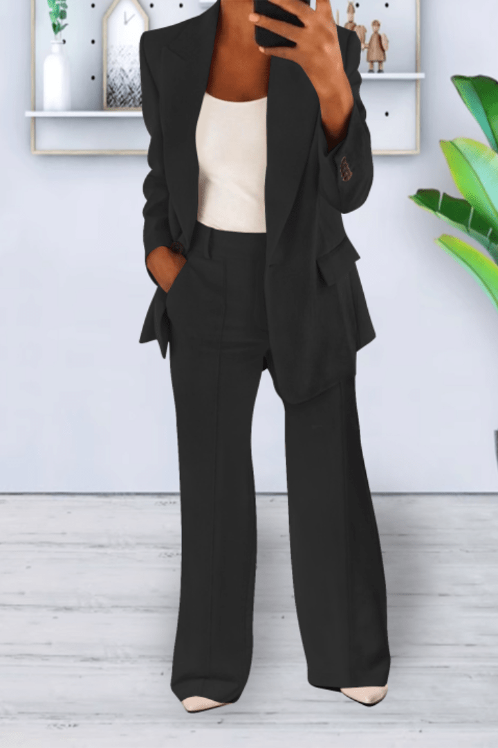 Relaxed fit women's two-piece set, featuring a comfortable top and matching pants for loungewear.