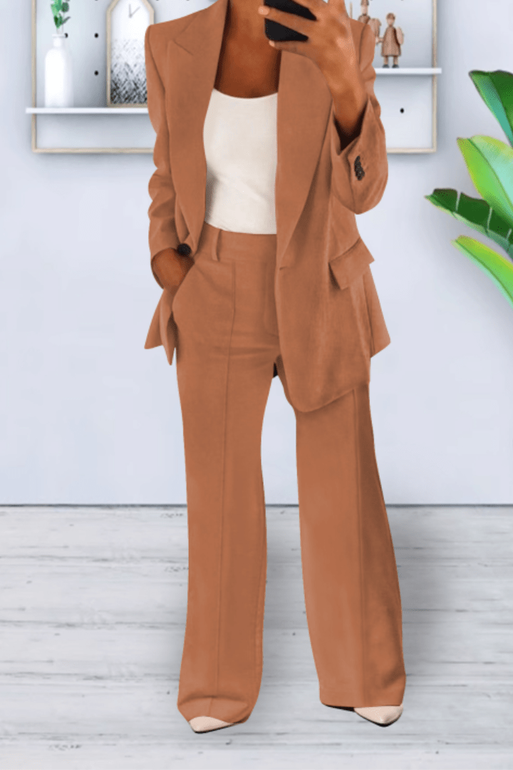 Modern women's two-piece comfort set with a relaxed fit, designed for easy wear and casual style.