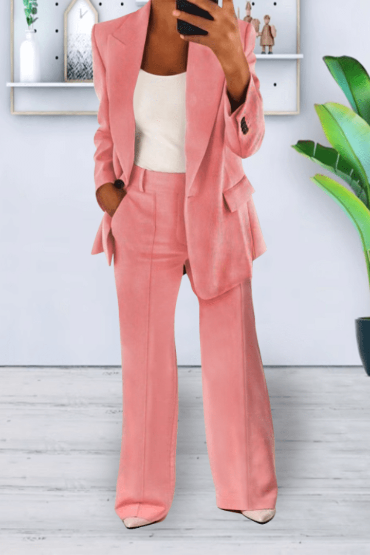 Everyday chic women's two-piece relaxed set, offering comfort and style for versatile occasions.
