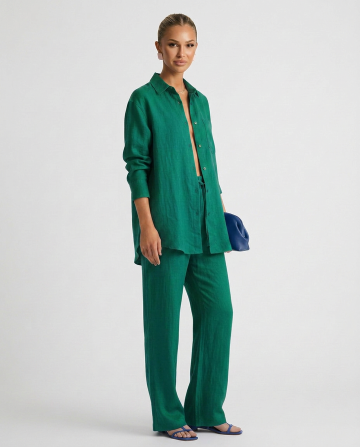 Spring/summer women's two-piece set, relaxed fit for comfortable, versatile wear.