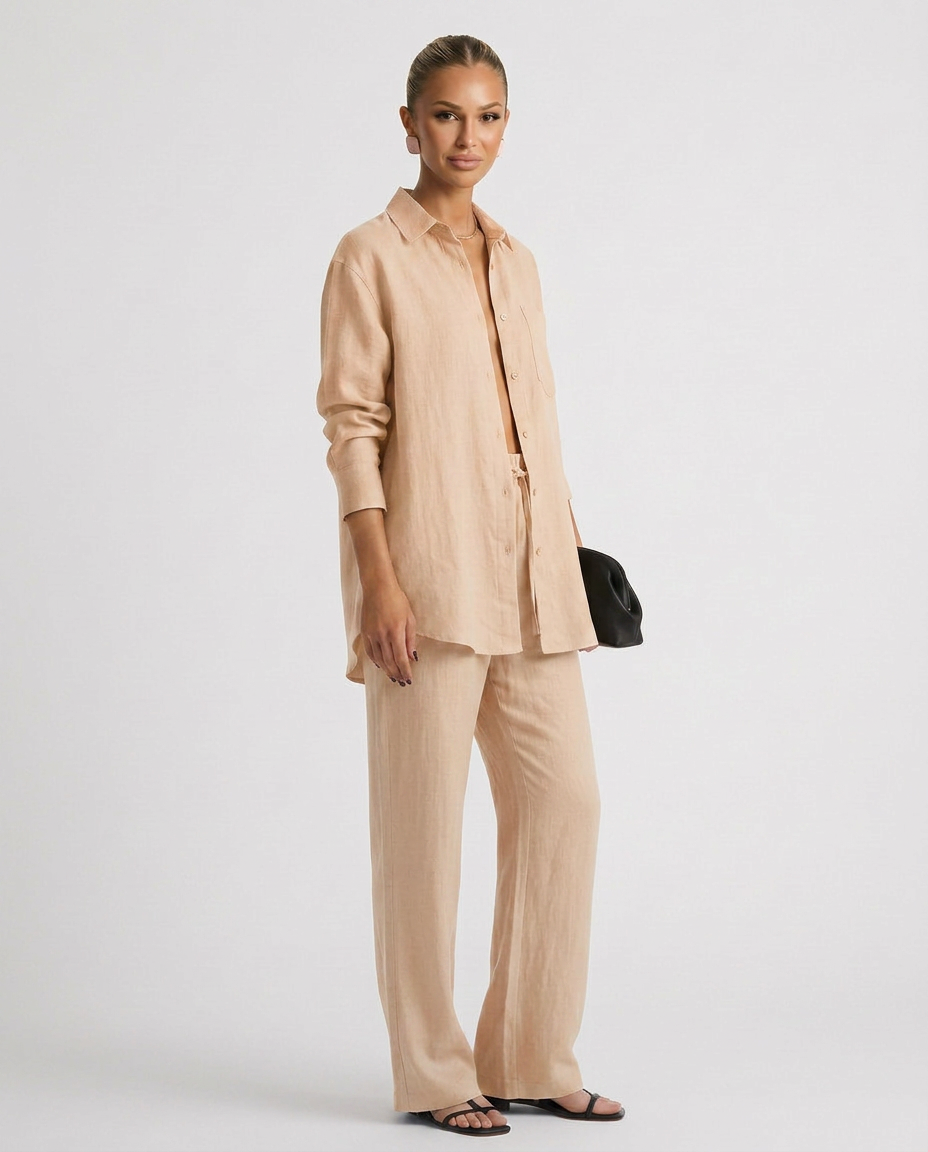 Comfortable women's two-piece casual outfit, ideal for relaxing or running errands.