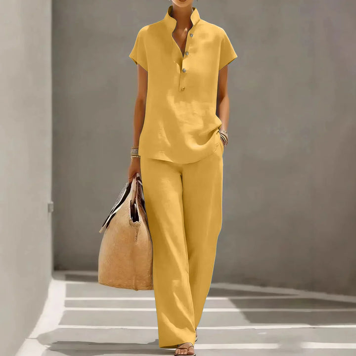 Comfortable women's two-piece set: relaxed short-sleeve top & wide-leg pants for summer style & casual wear.