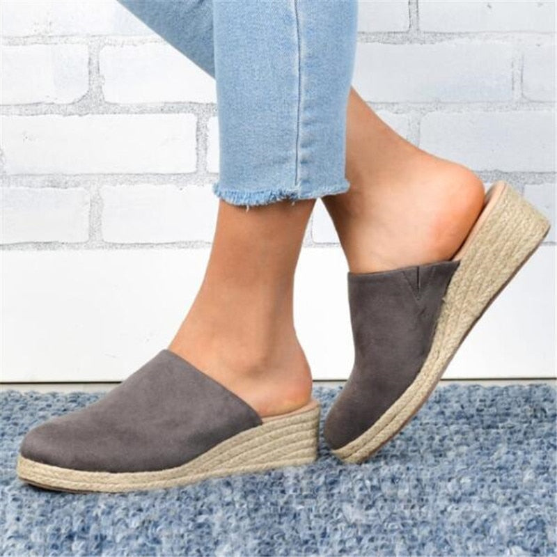 Elegant women's wedge sandals with a chic retro design, offering a comfortable fit.