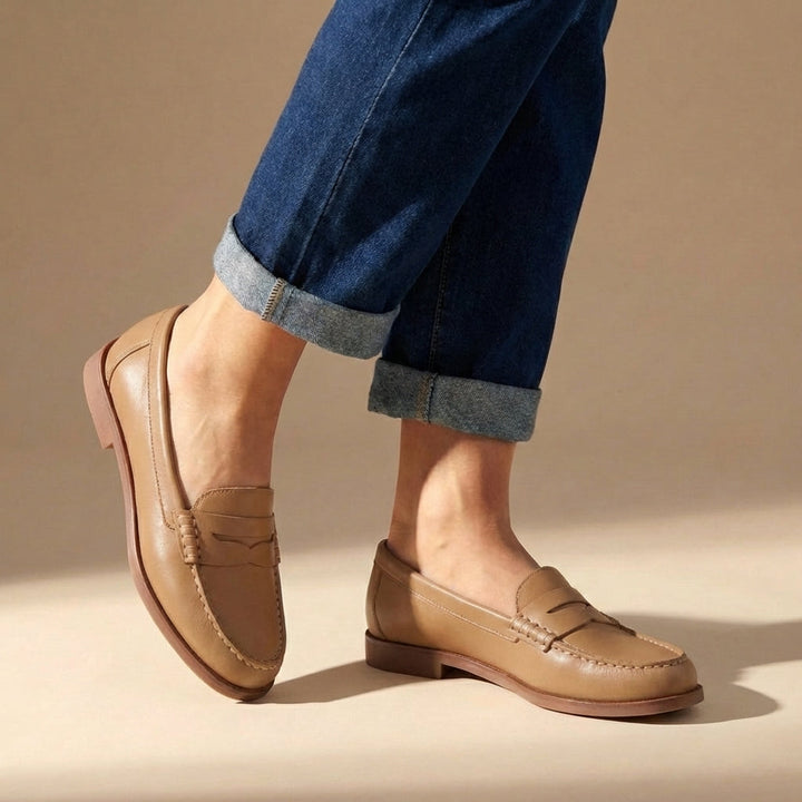 Classic women's flat loafers, offering retro style and ultimate comfort for everyday casual fashion.
