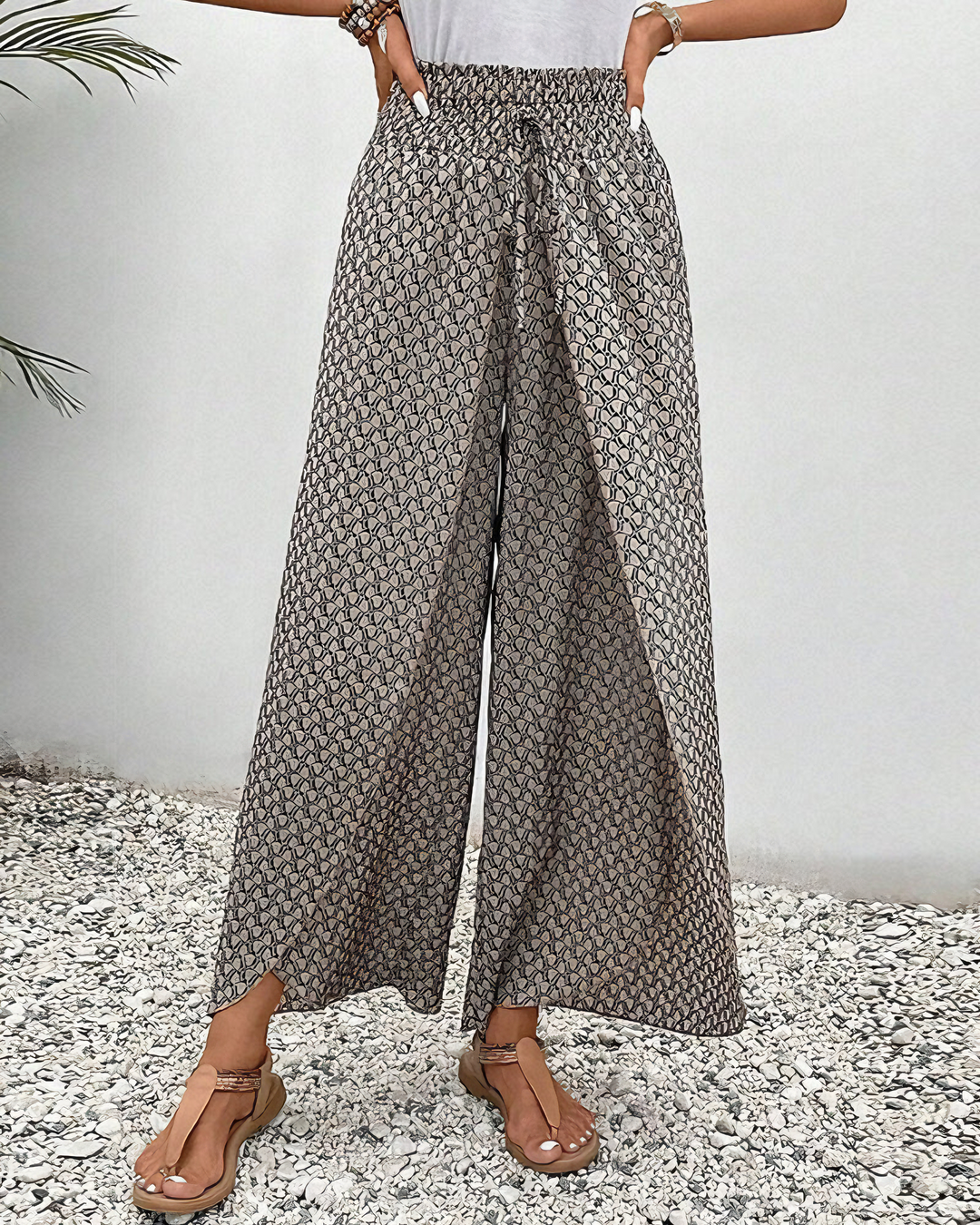 Chic women's Sahara wide-leg pants. Relaxed fit for versatile casual style, perfect for effortless spring & summer fashion.