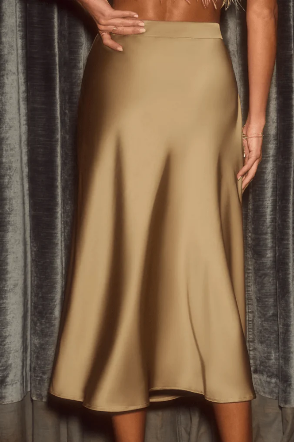Women's Sleek Flow Midi Skirt. Elegant high-rise A-line flowy long skirt for versatile fashion.