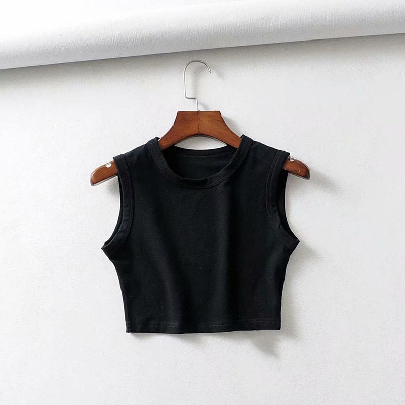 Casual women's sleeveless crop top, lightweight and comfortable for everyday summer fashion.