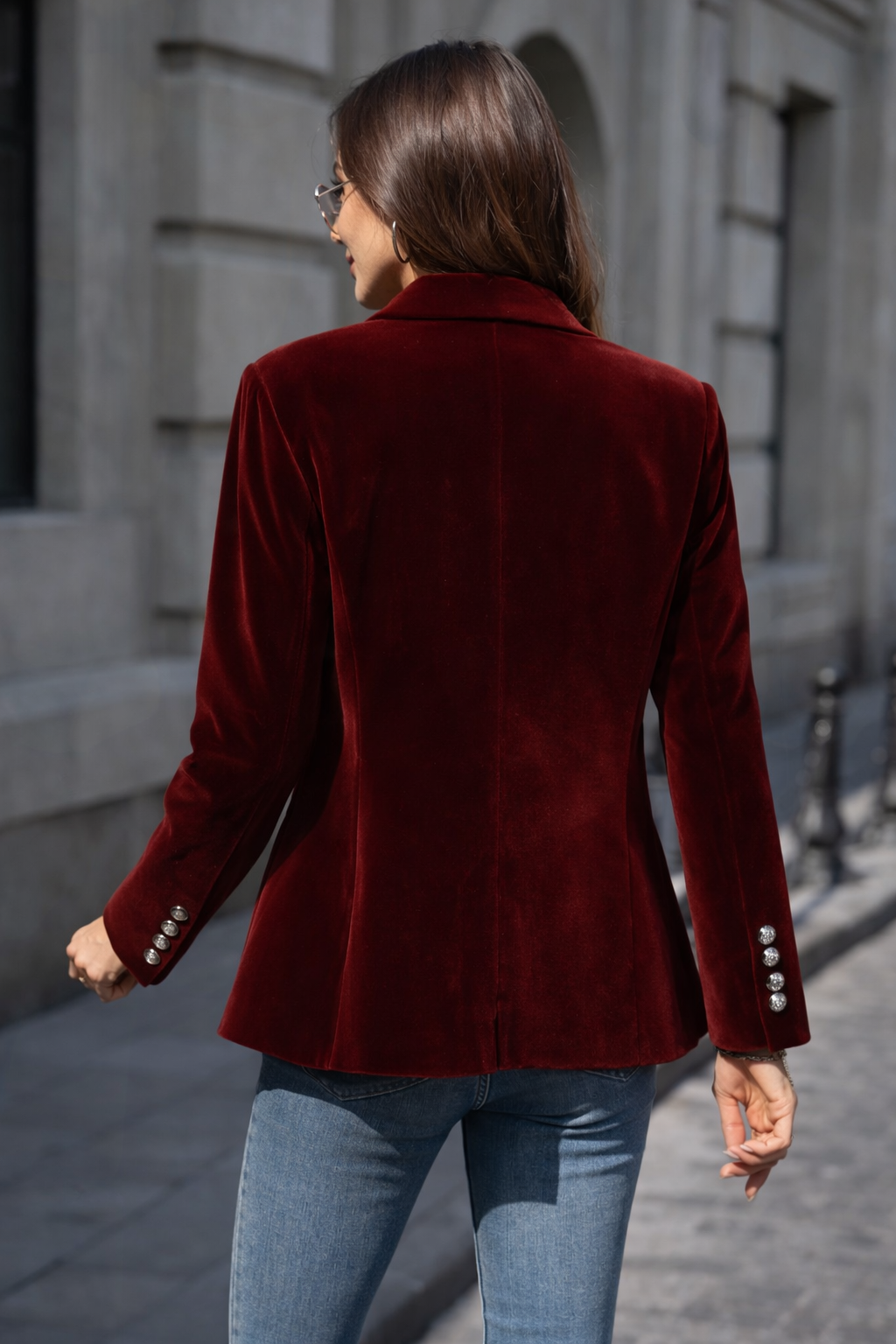 Stylish women's slim-fit blazer, gold buttons, ideal for both smart casual and evening events.